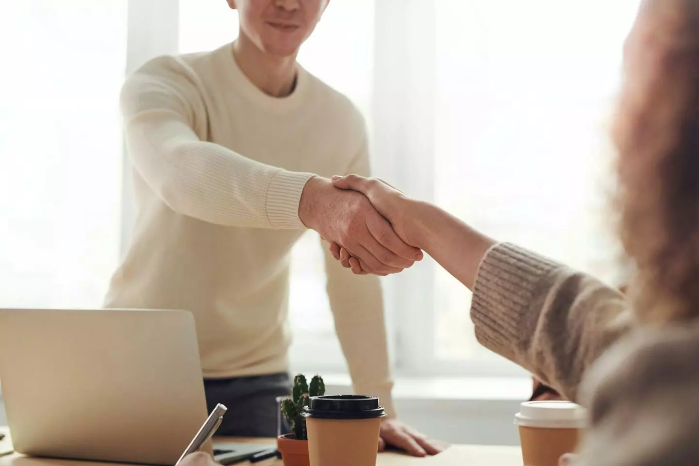 Due persone che si danno la mano